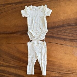 H&M Peaches Cream Baby Girl Outfit with Floral Accents Organic Cotton size 3M